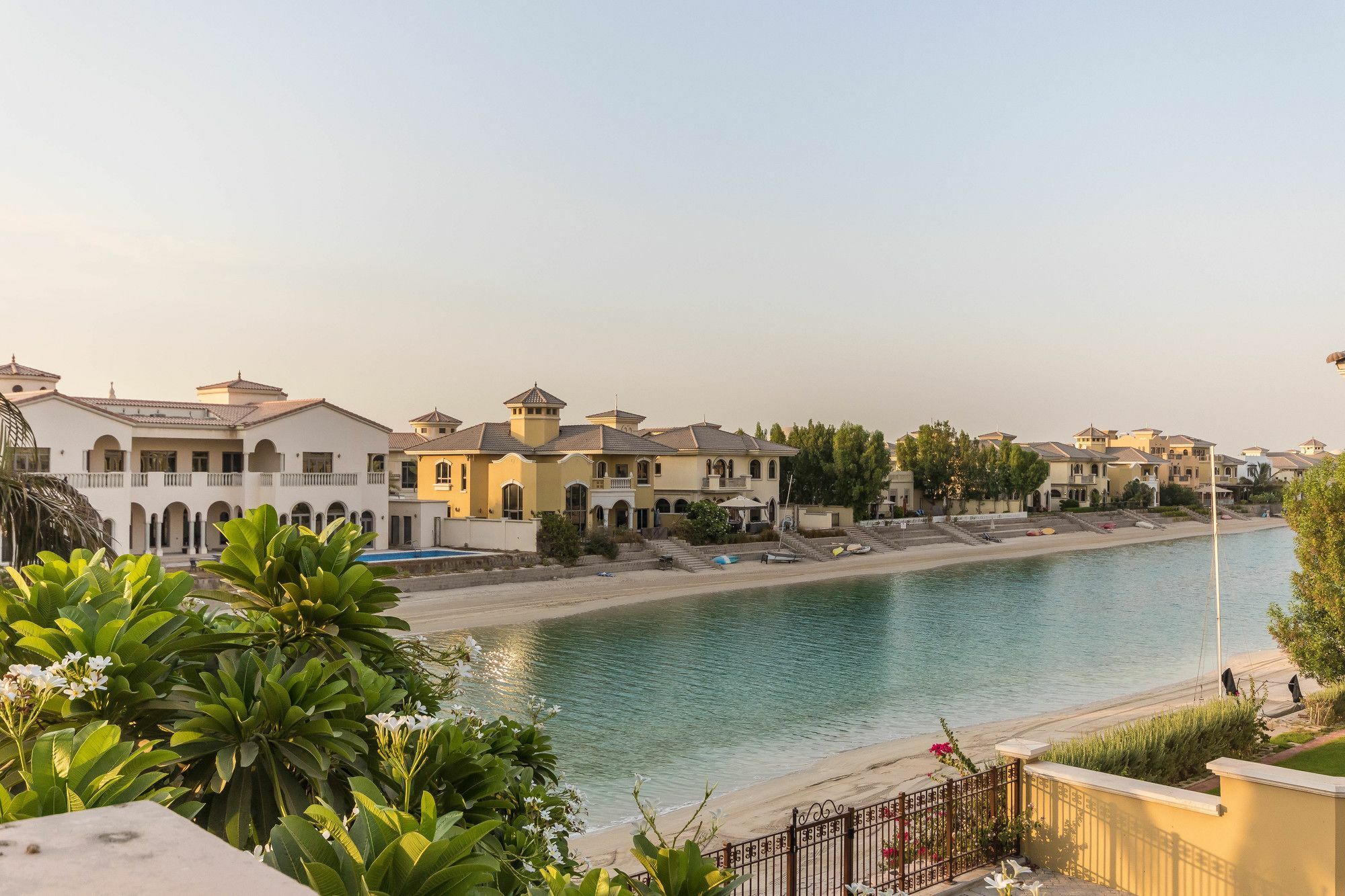 Yanjoon Holiday Homes - Palm Jumeirah Frond A Villas ดูไบ ภายนอก รูปภาพ