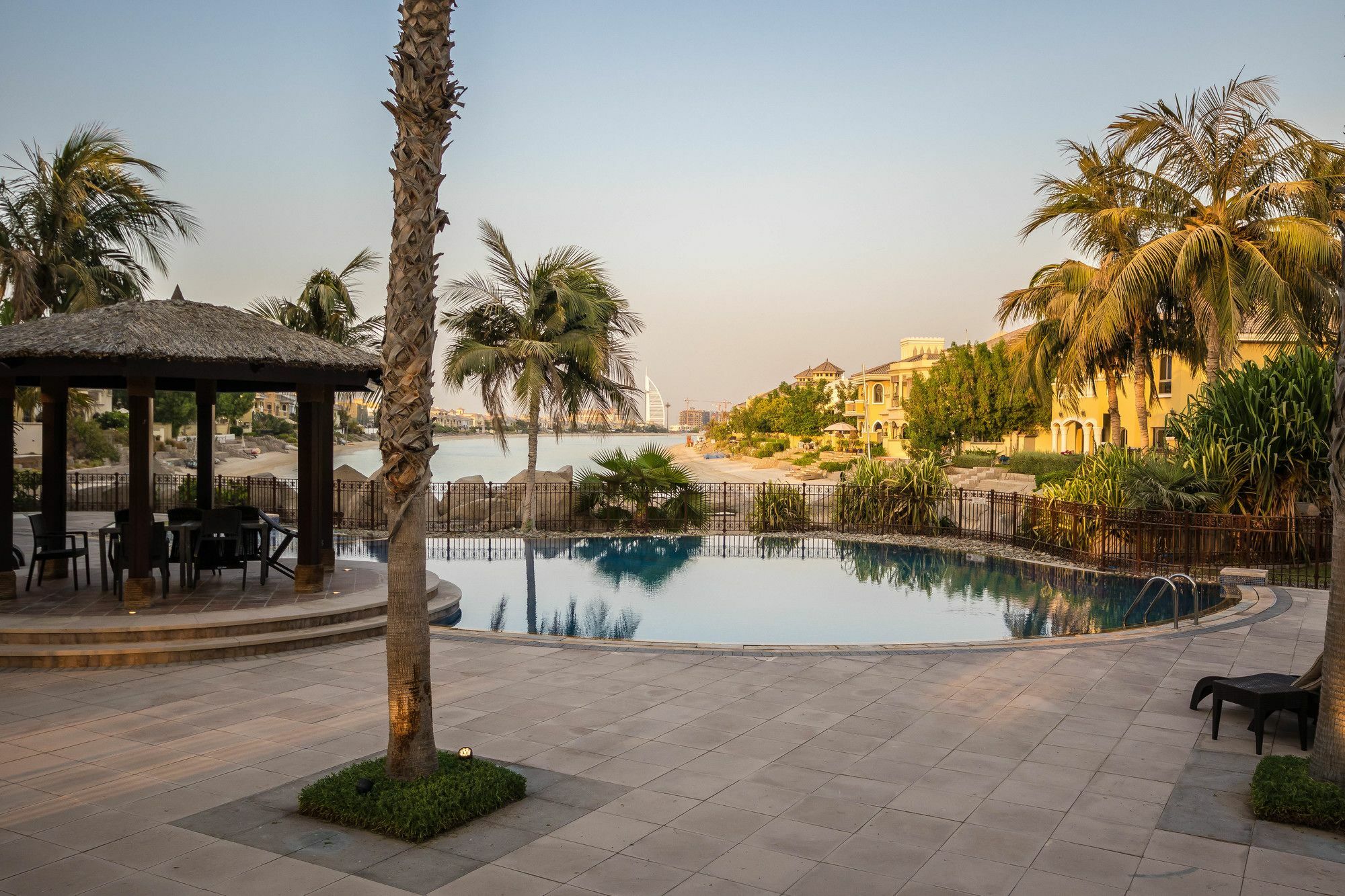 Yanjoon Holiday Homes - Palm Jumeirah Frond A Villas ดูไบ ภายนอก รูปภาพ