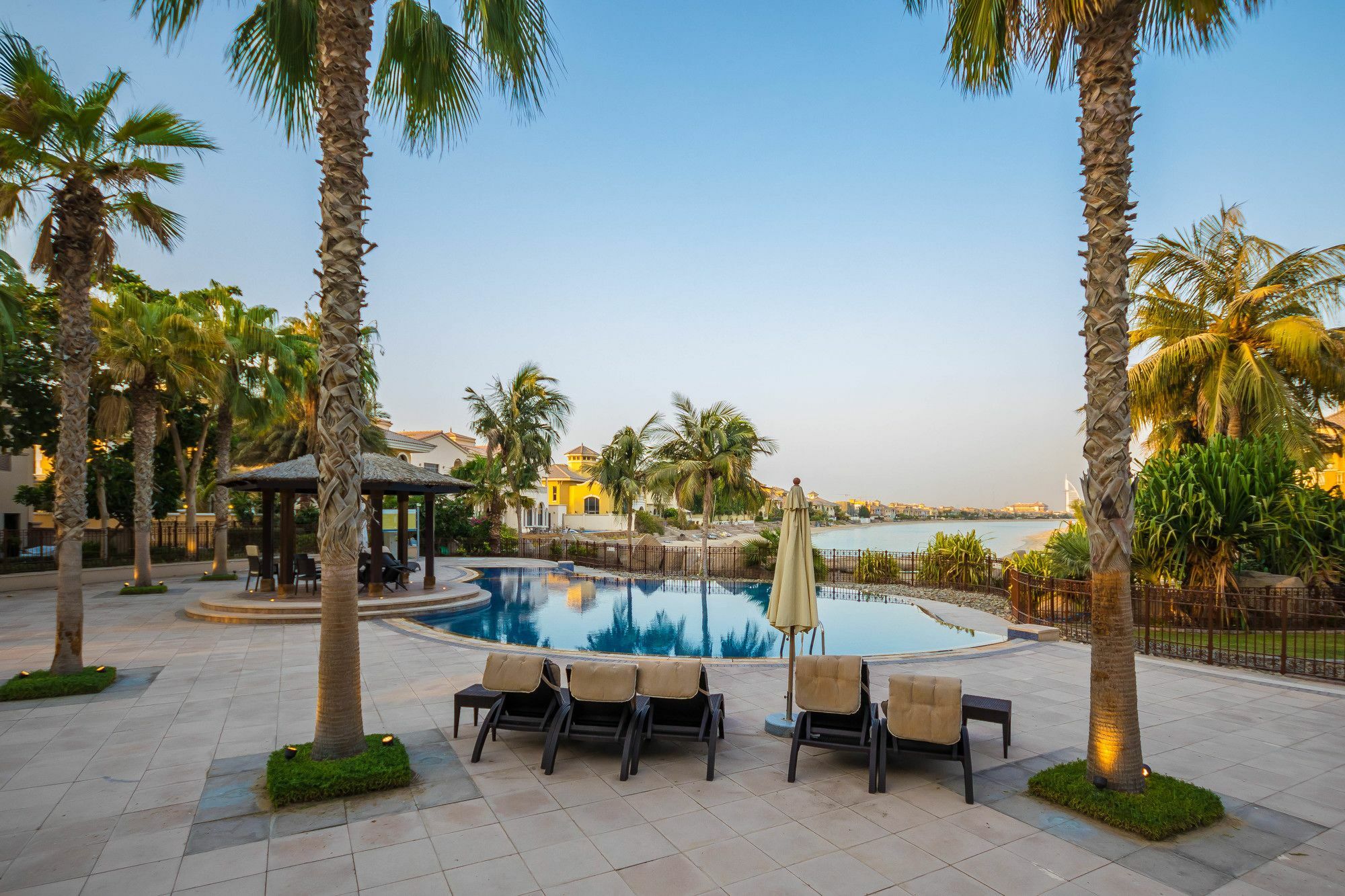 Yanjoon Holiday Homes - Palm Jumeirah Frond A Villas ดูไบ ภายนอก รูปภาพ
